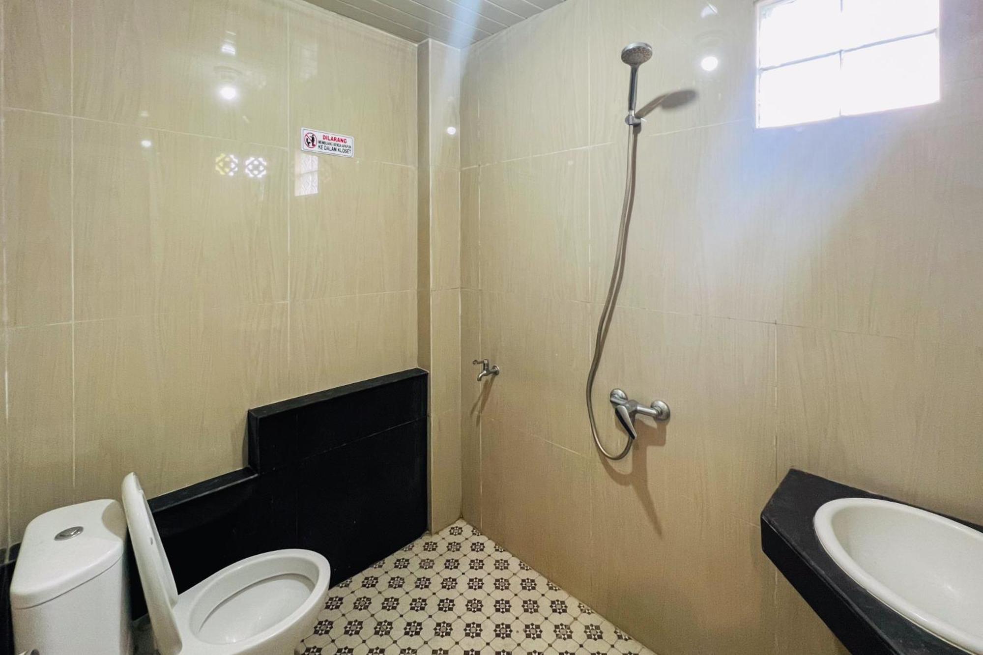 Teratai Residence Mitra Reddoorz メダン エクステリア 写真